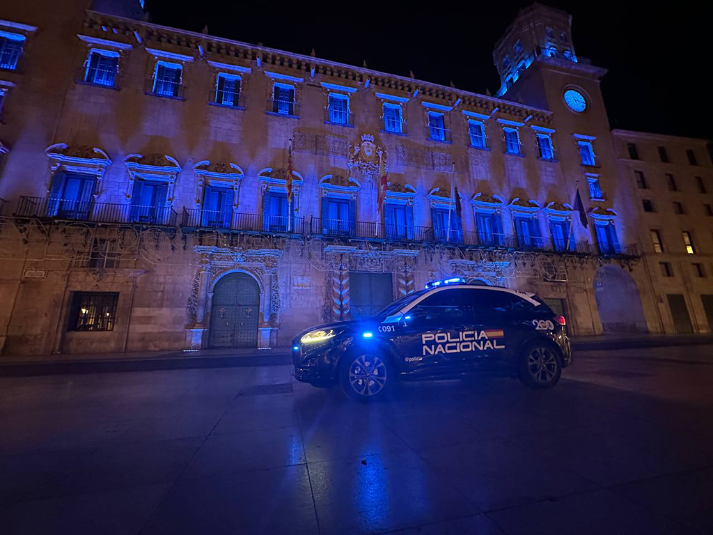 Imagen del Ayuntamiento iluminado con el color azul de la Policía Nacional. 